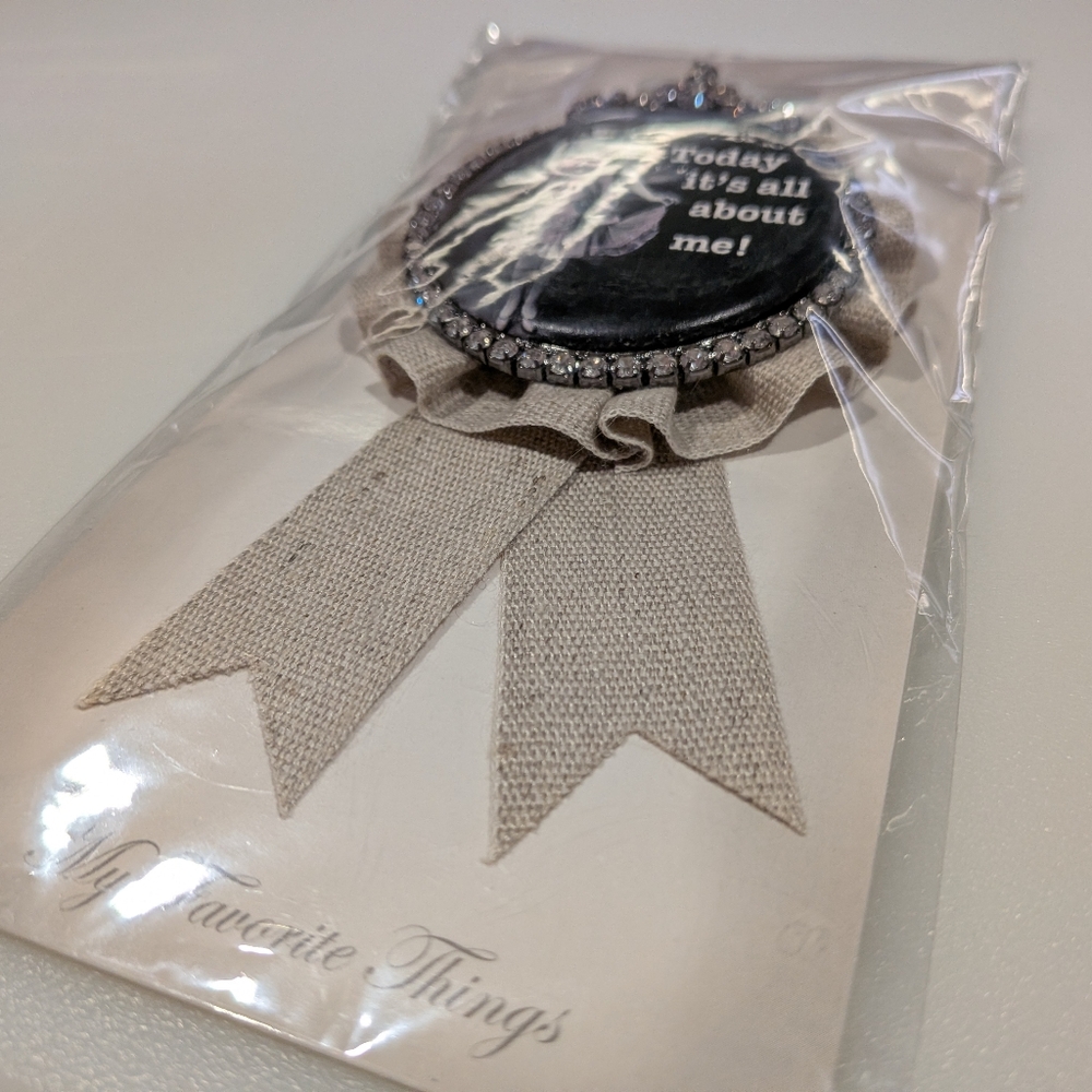 Funny Feminine Pin/Brooch Ribbon New In Package "Today Is All About Me" - Picture 9 of 10